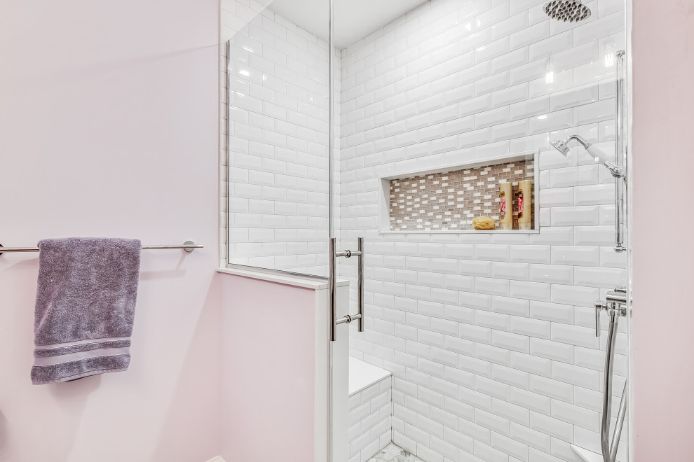 Идея дизайна: маленькая детская ванная комната в стиле неоклассика (современная классика) с плоскими фасадами, светлыми деревянными фасадами, душем без бортиков, раздельным унитазом, белой плиткой, керамогранитной плиткой, фиолетовыми стенами, мраморным полом, врезной раковиной, столешницей из искусственного кварца, серым полом, душем с распашными дверями, белой столешницей, нишей, тумбой под две раковины и напольной тумбой для на участке и в саду