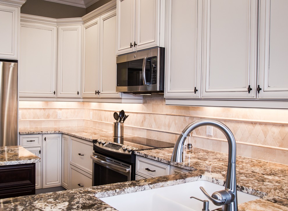 Inspiration for a transitional kitchen remodel in Birmingham