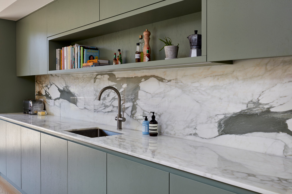 Offene, Einzeilige Moderne Küche in grau-weiß mit Marmor-Arbeitsplatte, bunter Rückwand, Rückwand aus Marmor, Kücheninsel und bunter Arbeitsplatte in London