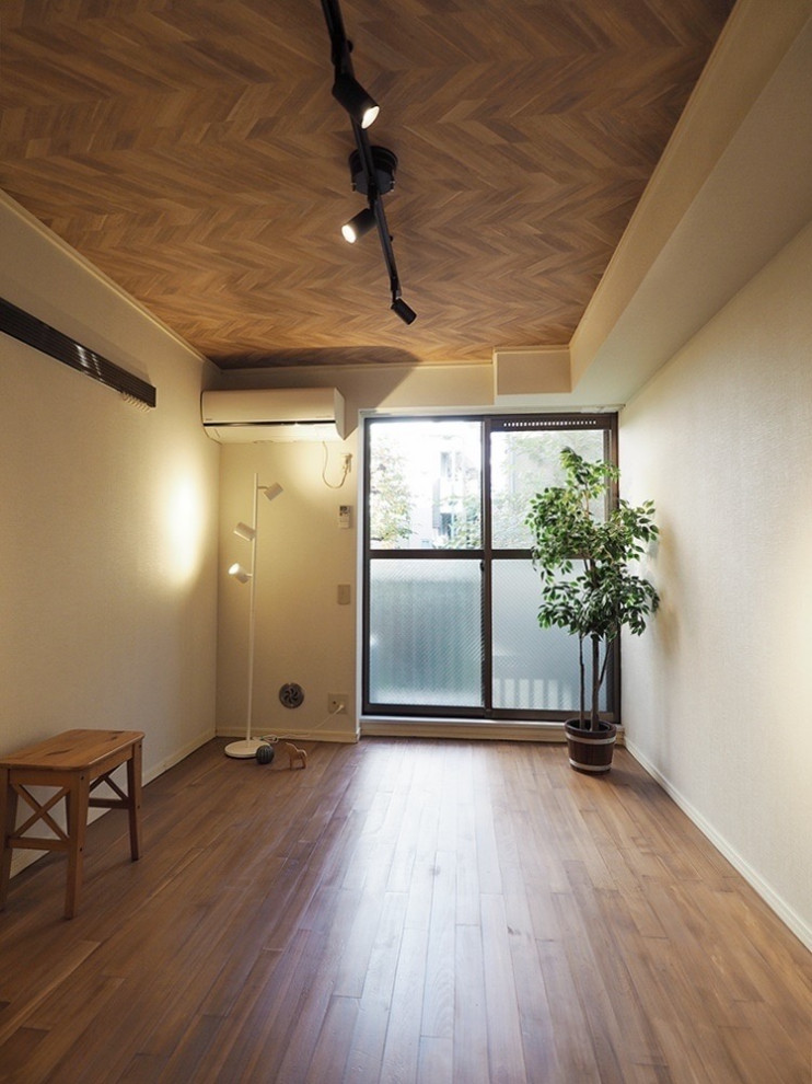 東京23区にある小さなモダンスタイルのおしゃれなリビング (茶色い床、クロスの天井、壁紙、アクセントウォール) の写真