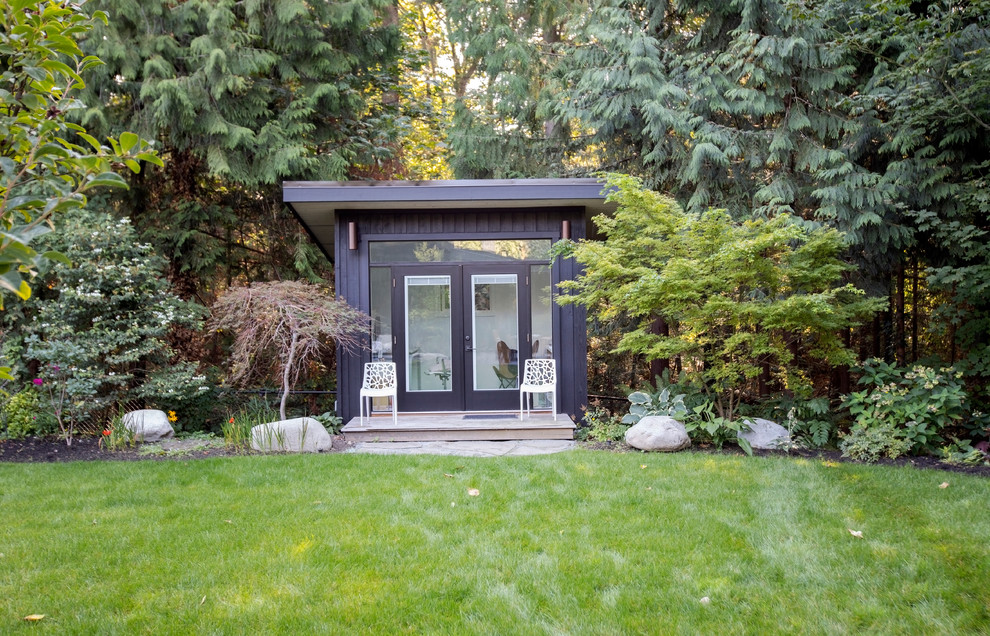 Photo of a small midcentury detached granny flat in Vancouver.