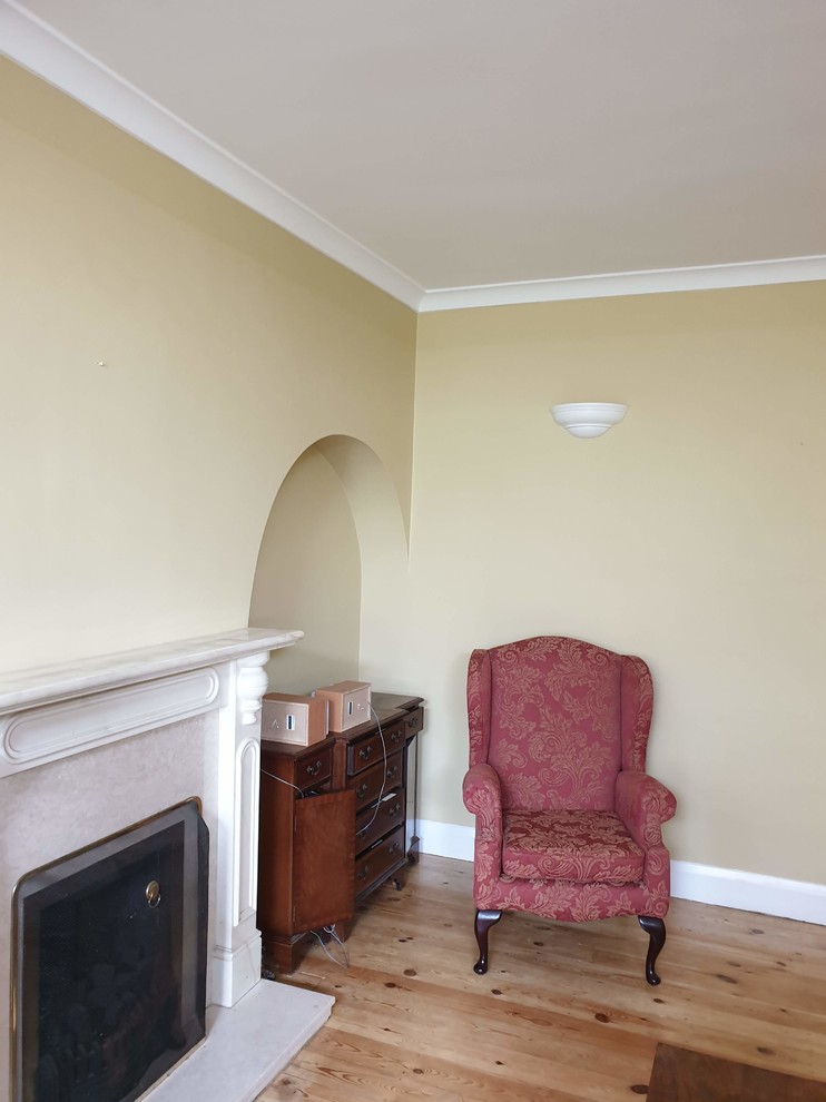 Inspiration pour une très grande chambre parentale traditionnelle avec un mur jaune, un sol en bois brun, un sol marron et un plafond décaissé.