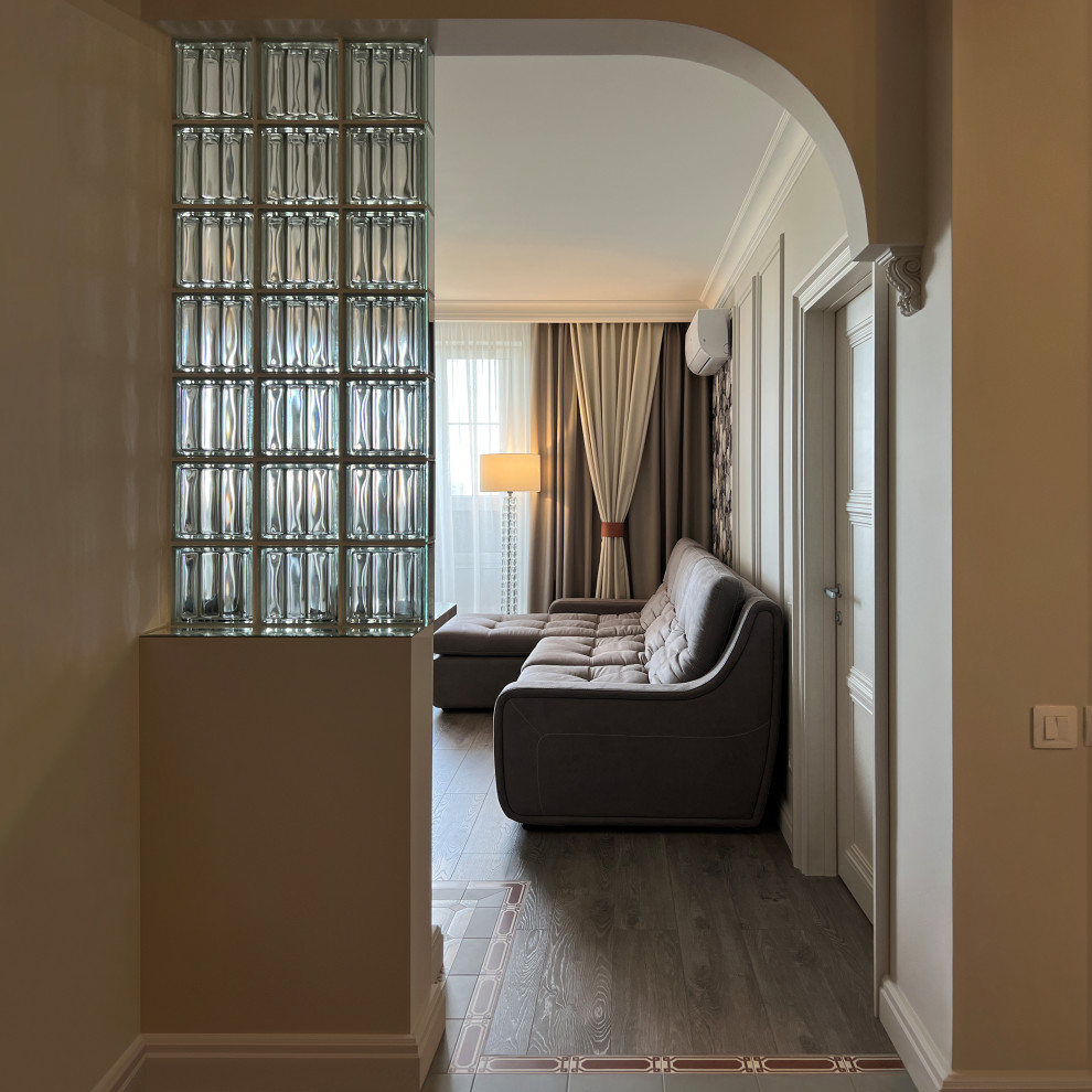На фото: гостиная комната в стиле неоклассика (современная классика) с полом из керамогранита с