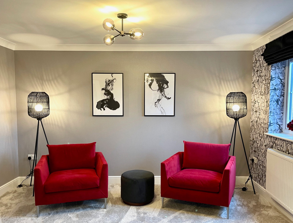Foto de salón cerrado y gris y negro moderno grande con paredes grises, moqueta, televisor independiente, suelo gris y papel pintado