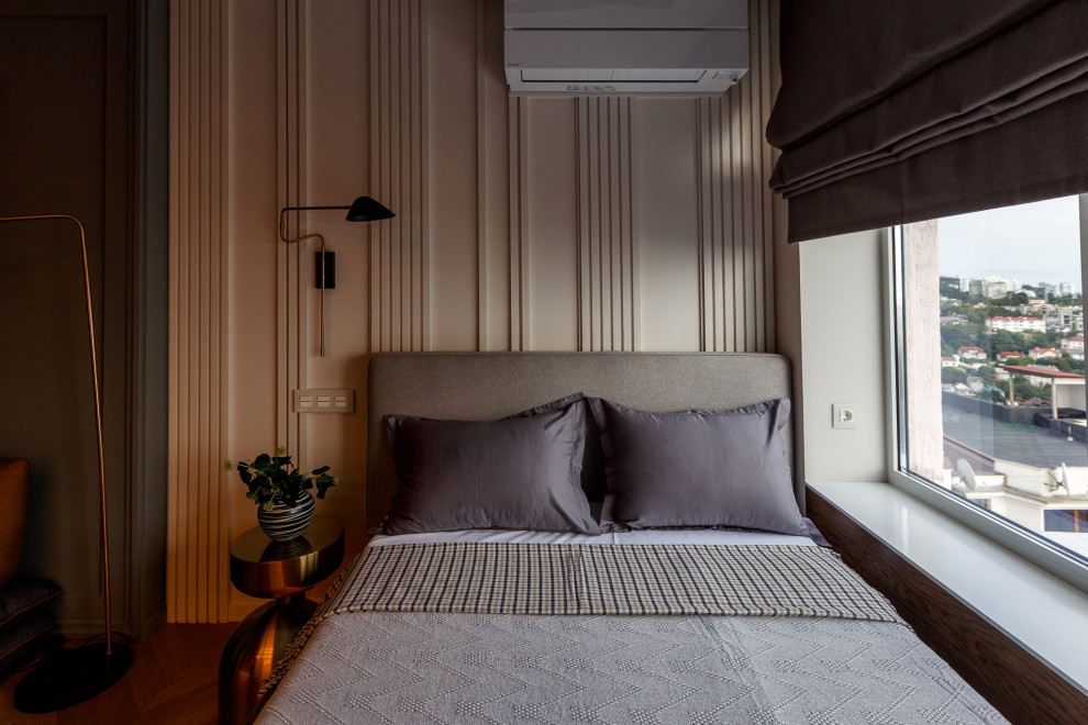 Exempel på ett mellanstort klassiskt barnrum kombinerat med sovrum, med vita väggar, mellanmörkt trägolv och beiget golv