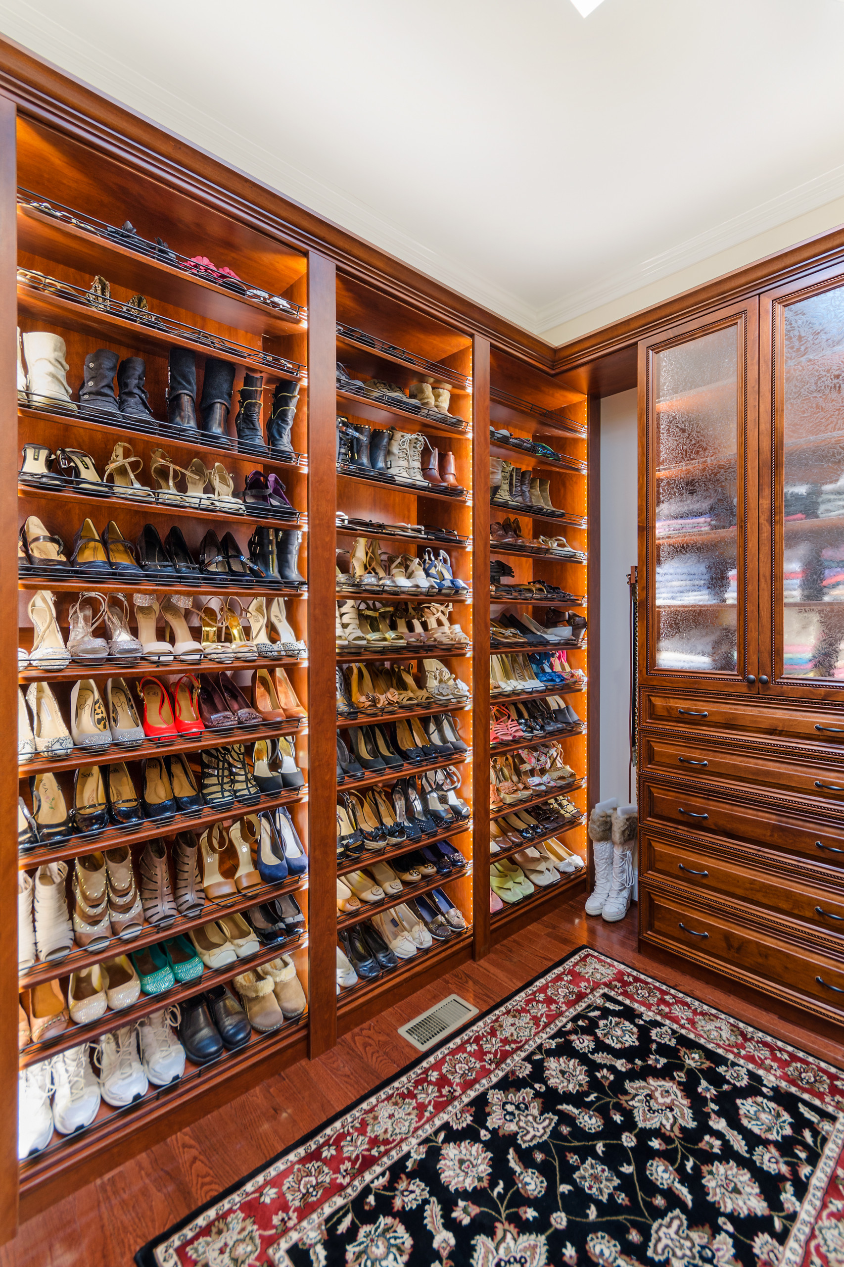 Traditional Woodgrain Ladies Dressing Room
