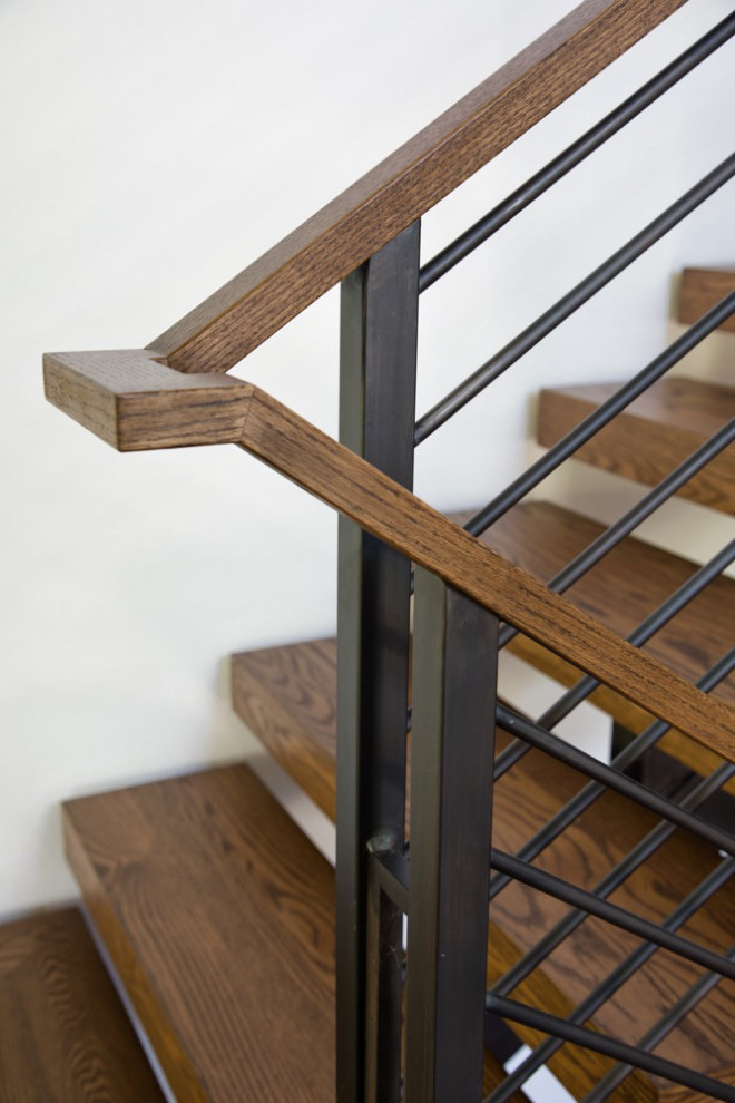 Пример оригинального дизайна: угловая металлическая лестница среднего размера в стиле ретро с металлическими ступенями и деревянными перилами