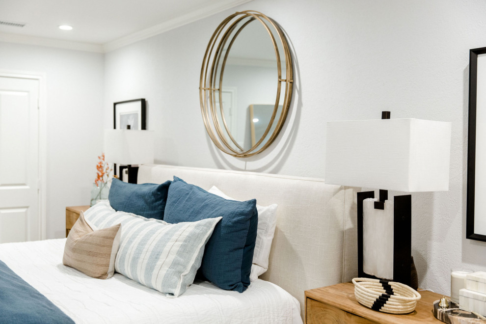 Transitional home design photo in Dallas