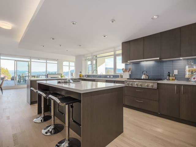 Inspiration for a transitional kitchen remodel in Vancouver
