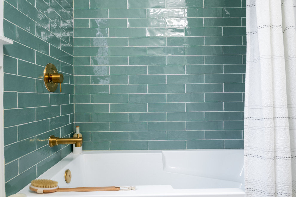 Bild på ett litet eklektiskt vit vitt badrum med dusch, med skåp i shakerstil, skåp i mellenmörkt trä, ett badkar i en alkov, en dusch/badkar-kombination, en toalettstol med separat cisternkåpa, grön kakel, porslinskakel, vita väggar, klinkergolv i porslin, ett undermonterad handfat, bänkskiva i akrylsten, grått golv och dusch med duschdraperi