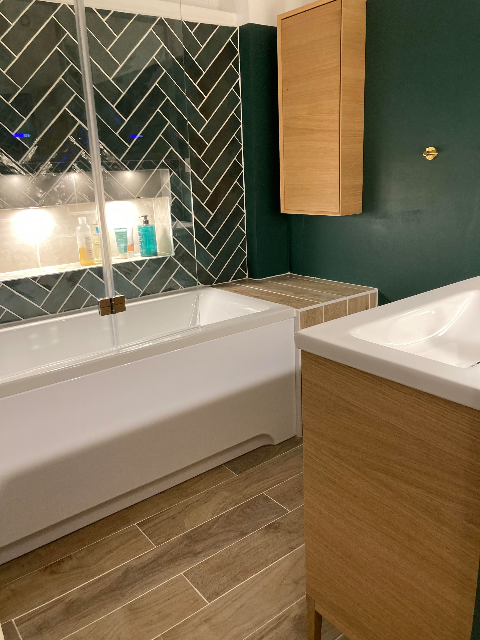 Inspiration for a modern bathroom remodel in Le Havre