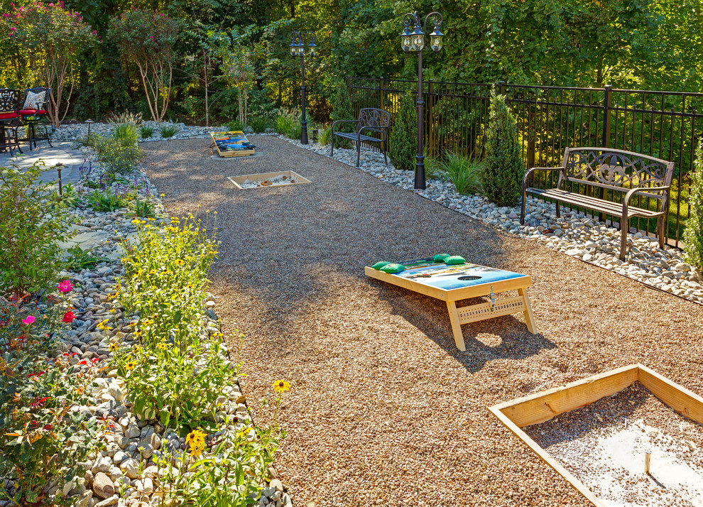 Large country backyard patio in Philadelphia with gravel.