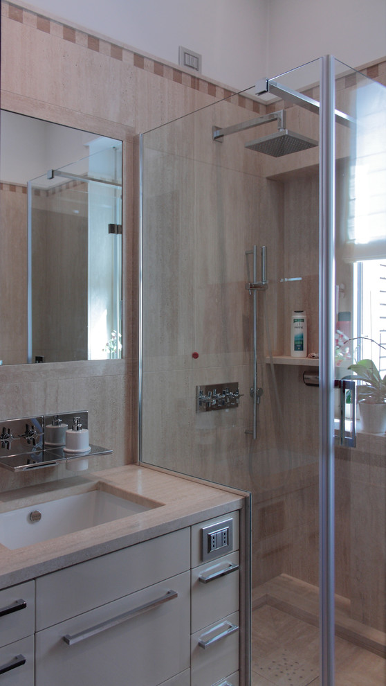 Small modern 3/4 bathroom in Milan with flat-panel cabinets and a curbless shower.
