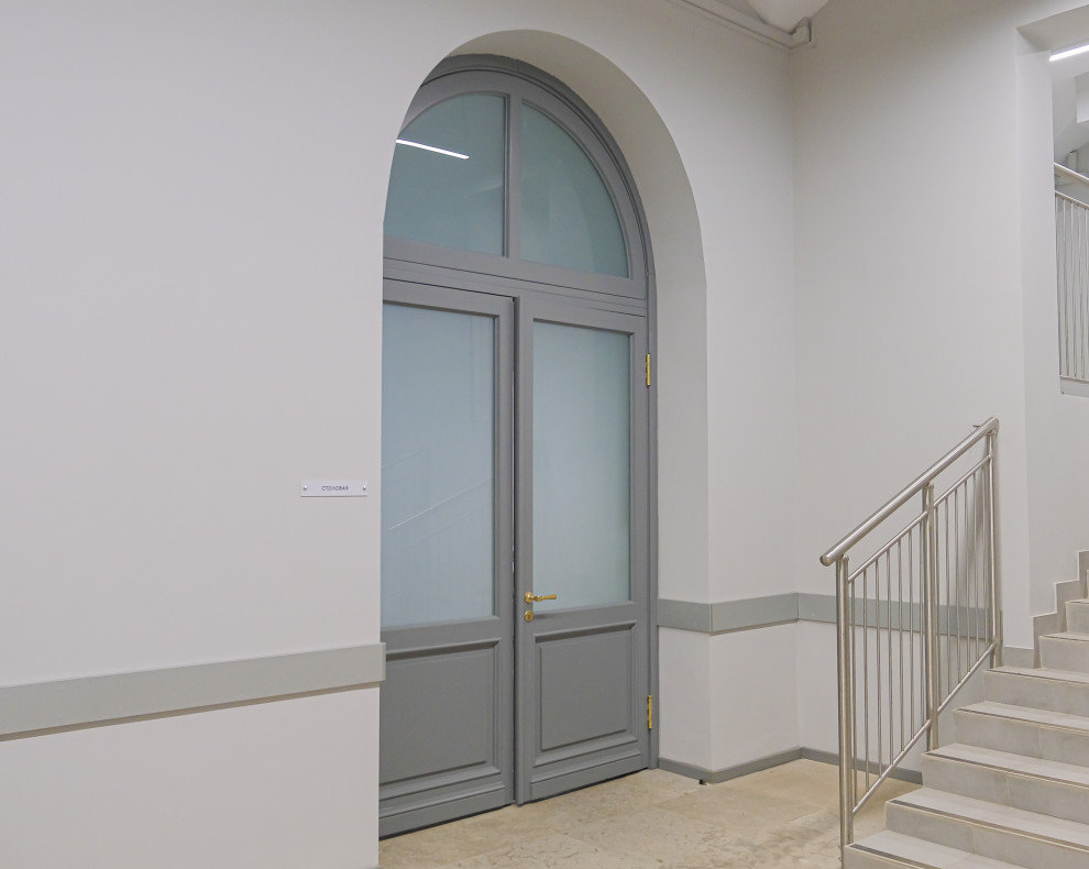 Исторические окна и двери в зданиях центра Санкт-Петербурга