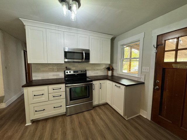 Clean Open Concept Kitchen casa-de-campo-cocina