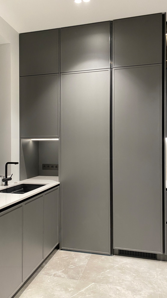 Кухня с кладовой в загородном доме