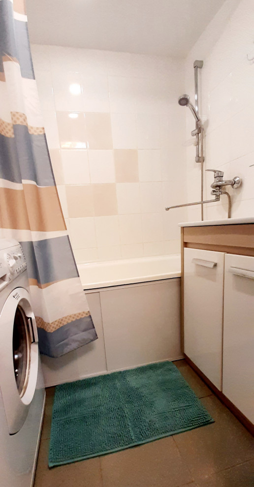 Kleines Modernes Badezimmer mit Einzelwaschbecken und freistehendem Waschtisch in Sonstige