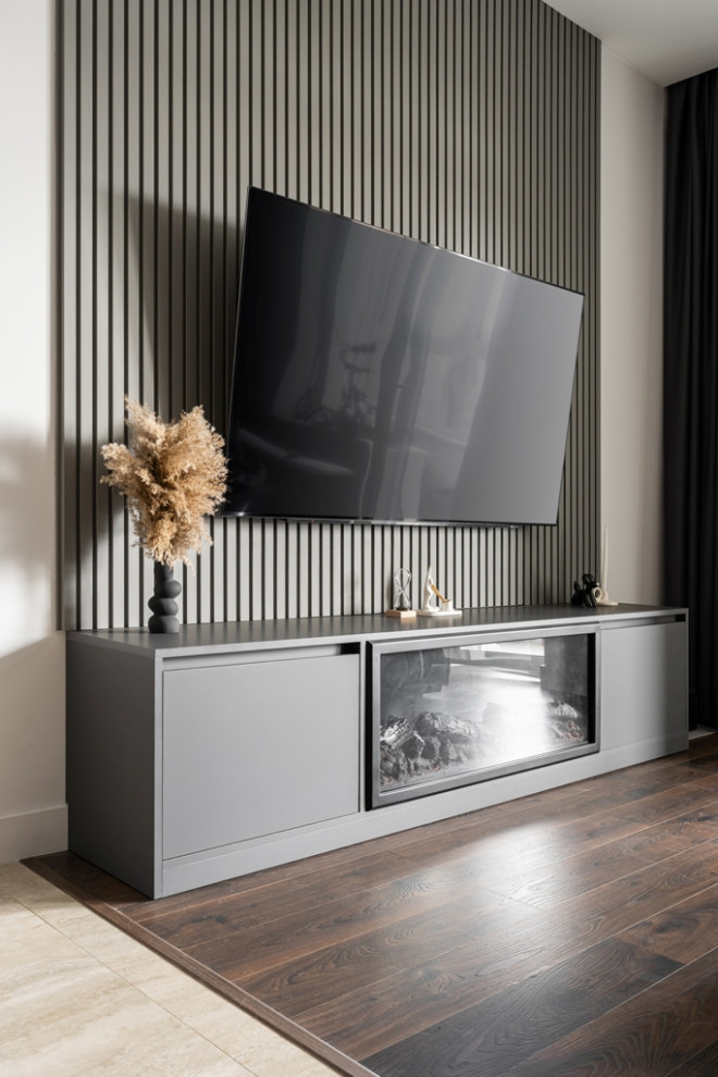 Городская квартира с продуманным дизайном и камином в ТВ тумбе