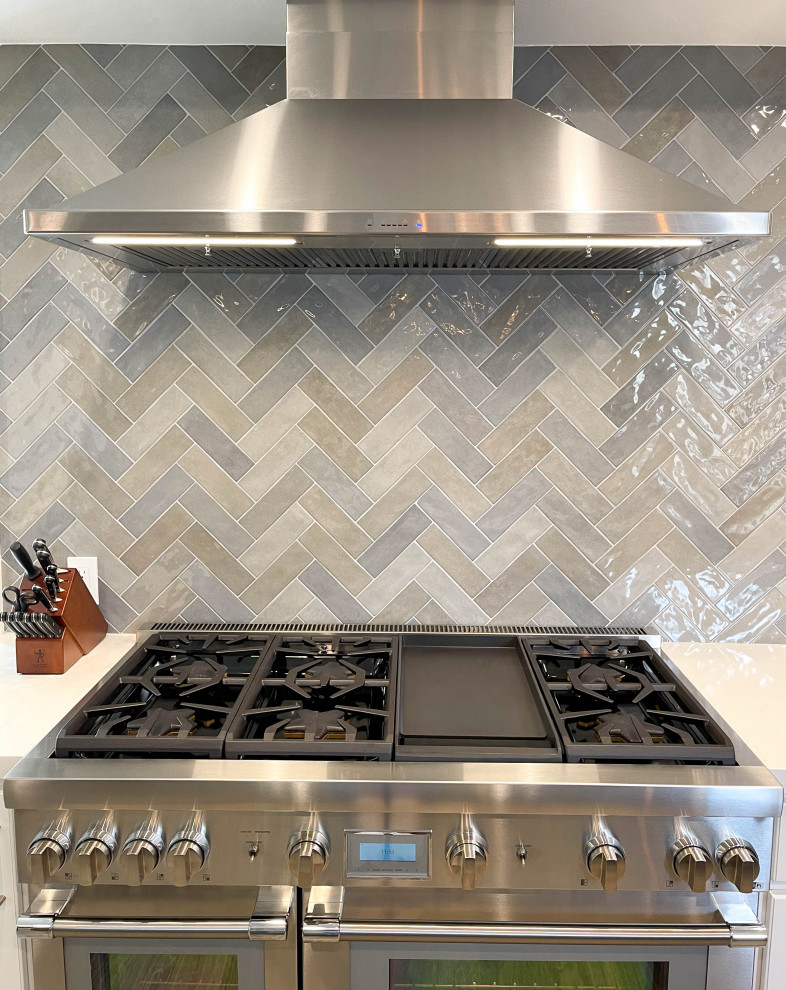 Klassische Küche mit Quarzwerkstein-Arbeitsplatte, Küchenrückwand in Grau und weißer Arbeitsplatte in Orange County