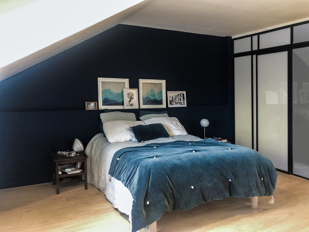 Свежая идея для дизайна: большая спальня на антресоли в современном стиле с синими стенами, светлым паркетным полом и черным полом без камина - отличное фото интерьера