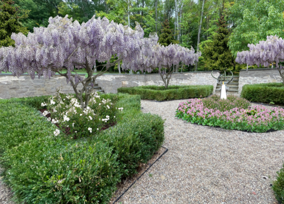 Colonial Gardens