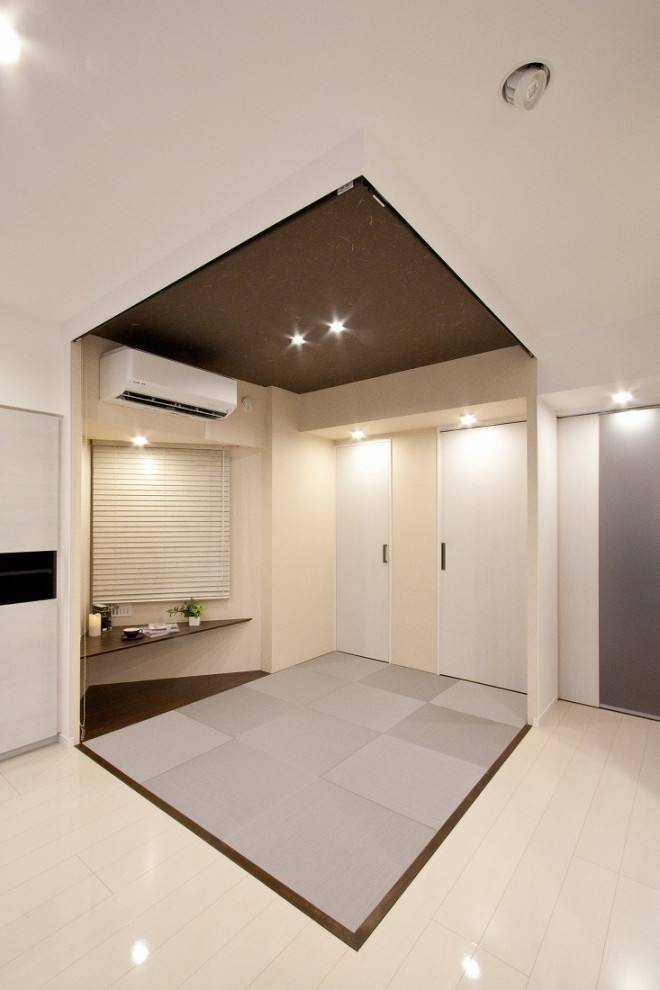 Example of a mid-sized tatami floor, gray floor, wallpaper ceiling and wallpaper bedroom design in Tokyo with beige walls