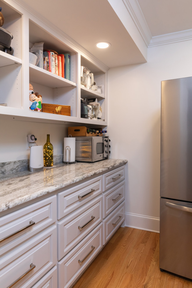 Kitchen - transitional kitchen idea in Raleigh