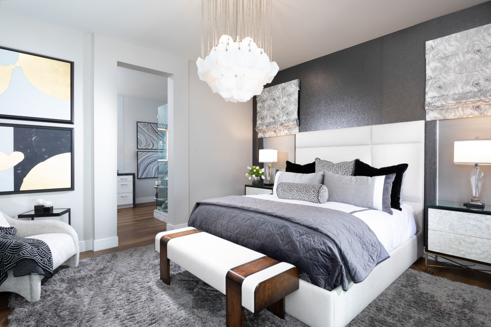 Mittelgroßes Modernes Hauptschlafzimmer mit grauer Wandfarbe, Laminat, braunem Boden und Tapetenwänden in Orange County