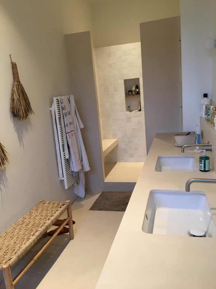 Ispirazione per una stanza da bagno con doccia chic di medie dimensioni con top in cemento, pavimento beige, top beige e due lavabi