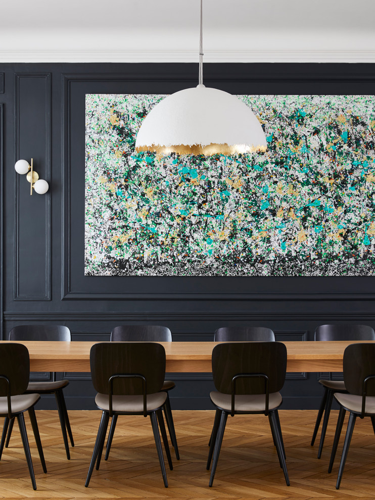 Immagine di una grande sala da pranzo aperta verso il soggiorno contemporanea con pareti nere, parquet chiaro e pavimento marrone