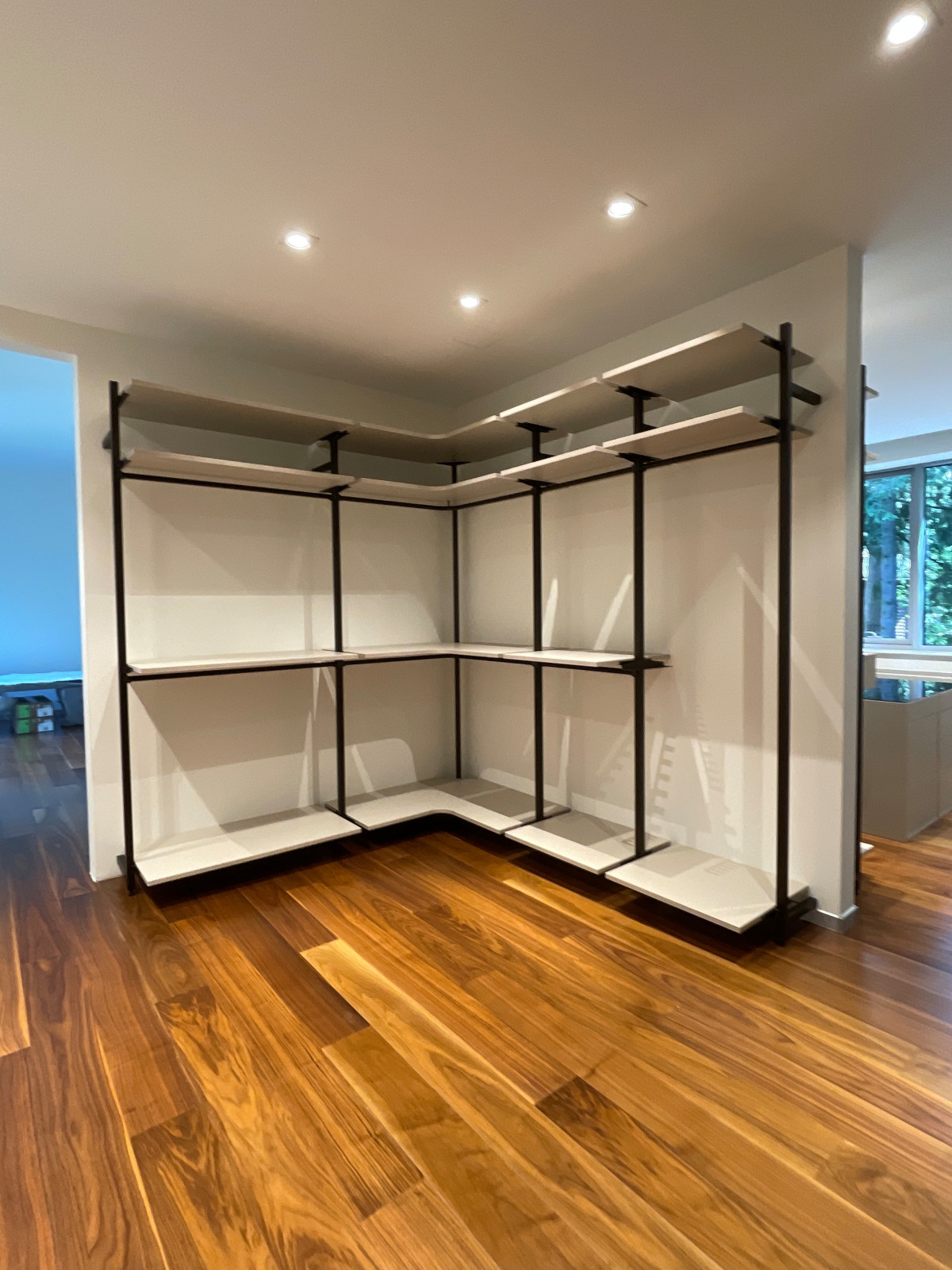 Распашной шкаф с системой RPE raumplus и Гардеробная система UNO raumplus