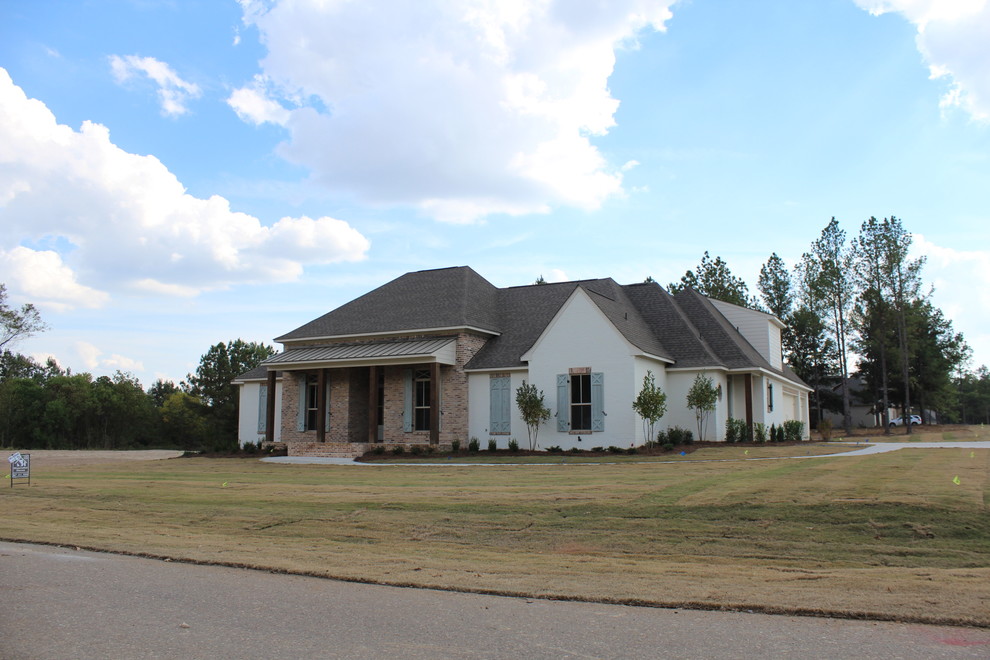 Transitional home design photo in Jackson