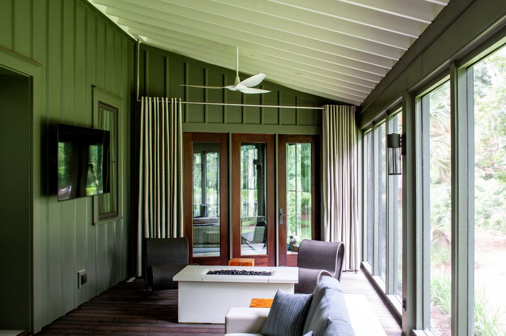 Inspiration for a mid-sized beach style verandah in Atlanta.