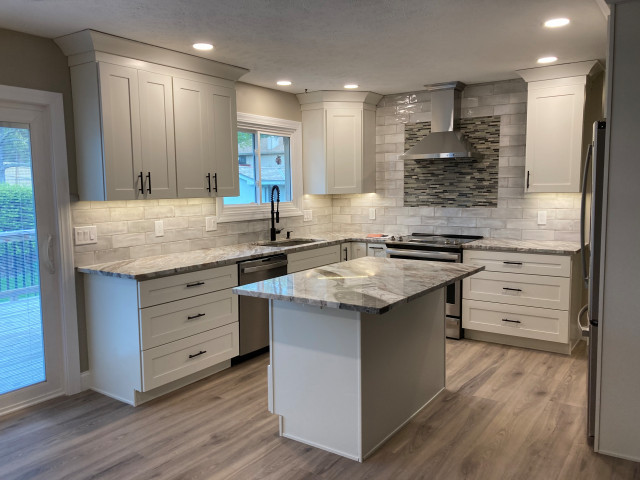 White, Bright Kitchen contemporaneo-cocina