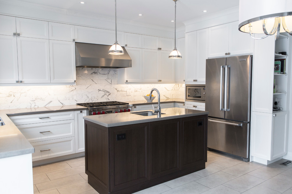 Example of a mid-sized transitional u-shaped porcelain tile eat-in kitchen design in Toronto with an undermount sink, recessed-panel cabinets, white cabinets, quartz countertops, white backsplash, stone tile backsplash, stainless steel appliances and an island