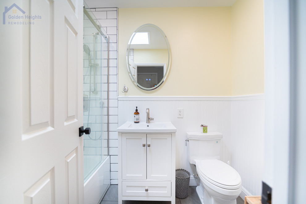 Example of a transitional bathroom design in San Francisco