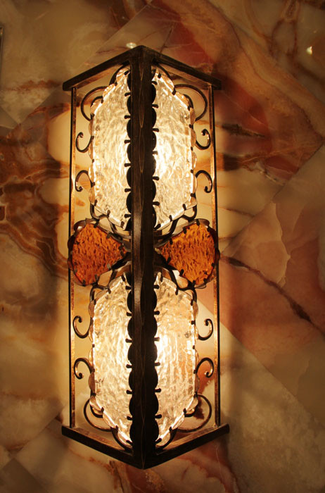 ДИЗАЙН ИНТЕРЬЕРА ВАННОЙ КОМНАТЫ С ОБЛИЦОВКОЙ ИЗ ОНИКСА