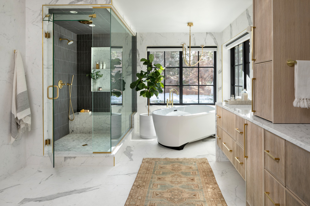 Пример оригинального дизайна: главная ванная комната в стиле неоклассика (современная классика) с угловым душем, душем с распашными дверями и сиденьем для душа