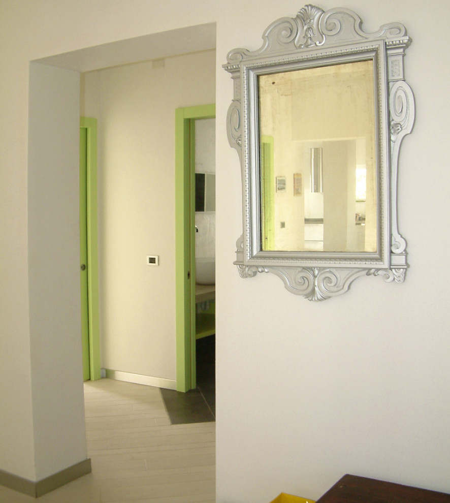На фото: коридор среднего размера в современном стиле с белыми стенами, полом из керамогранита и белым полом с