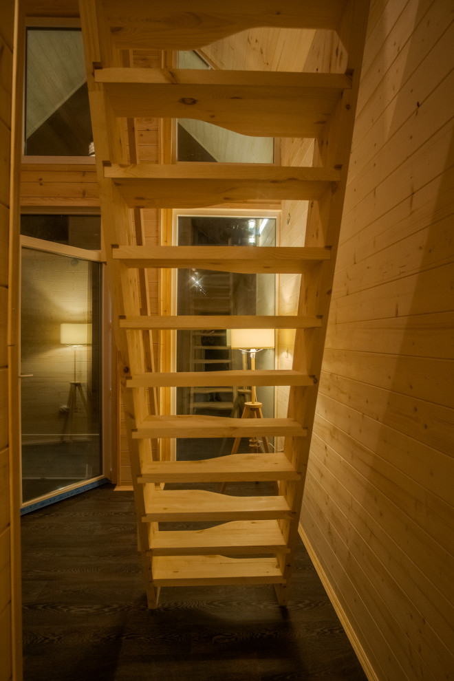 Стильный дизайн: прямая лестница среднего размера с деревянными ступенями, деревянными перилами и стенами из вагонки - последний тренд