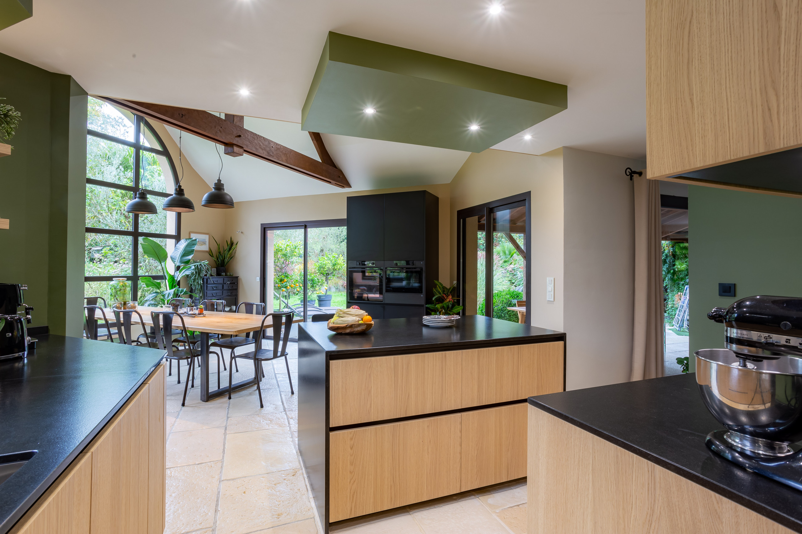 Réalisation d'une cuisine en bois dans un écrin végétal