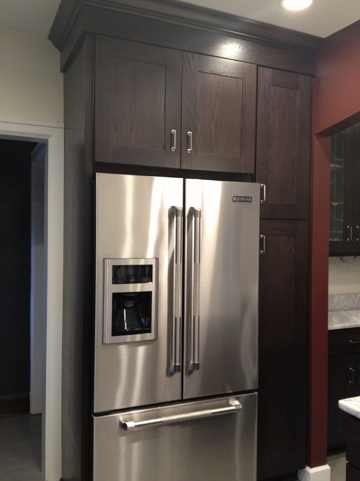 Example of a transitional kitchen design in Detroit