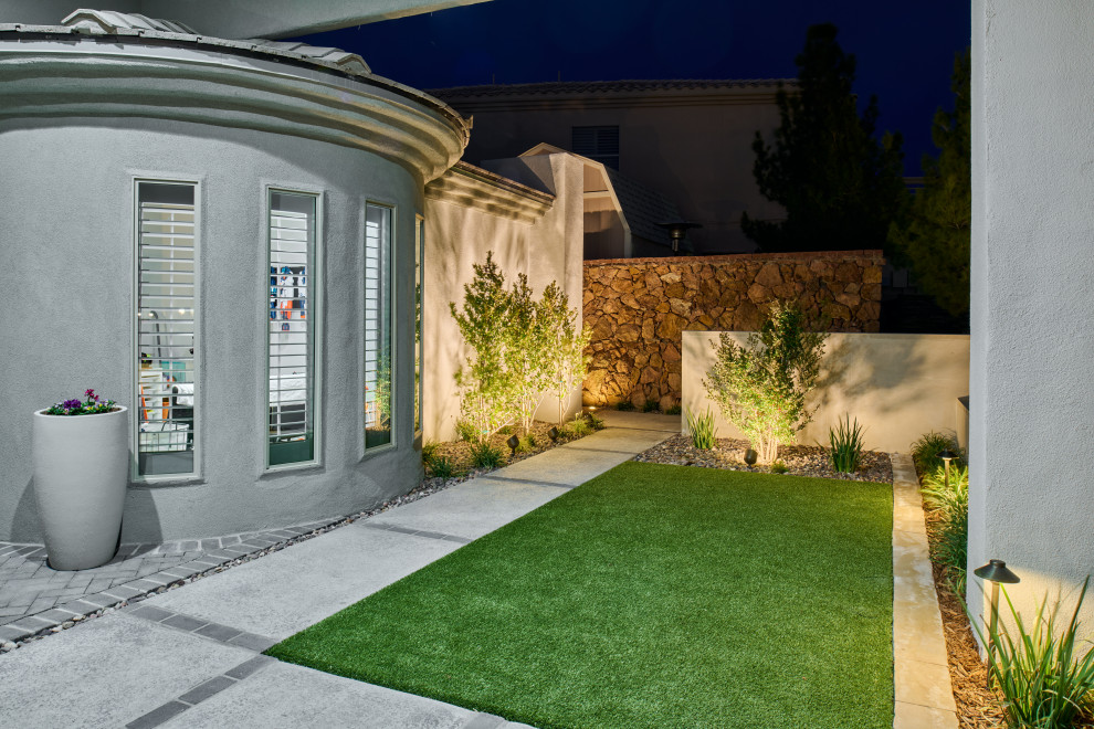 Идея дизайна: засухоустойчивый сад на внутреннем дворе в современном стиле с садовой дорожкой или калиткой, мощением клинкерной брусчаткой и с каменным забором