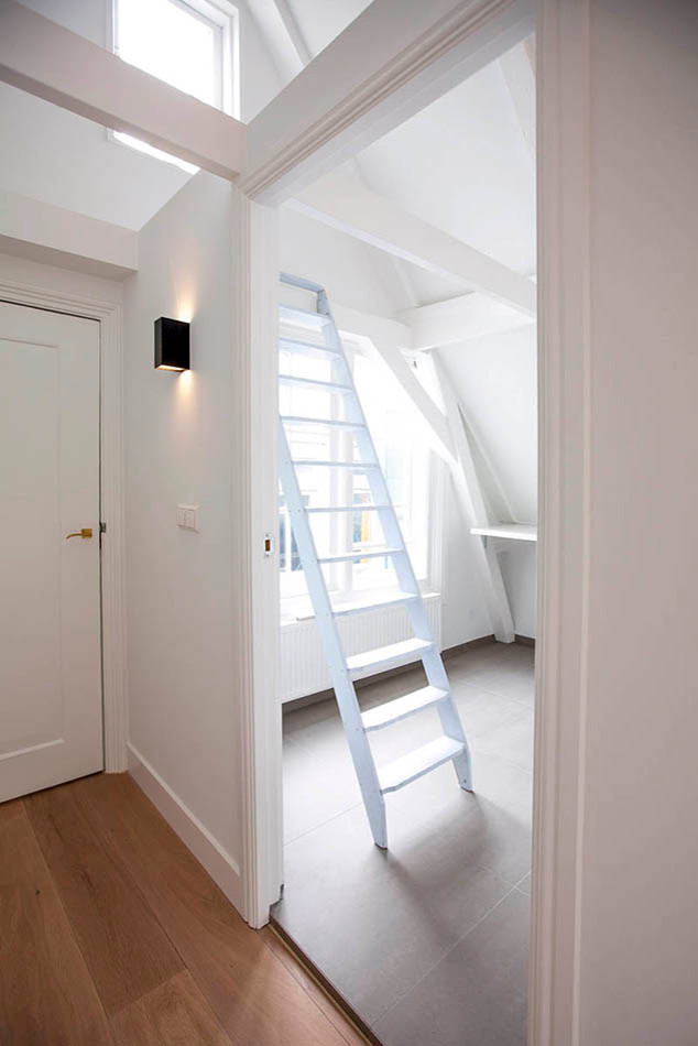 This is an example of a contemporary hallway in Amsterdam.