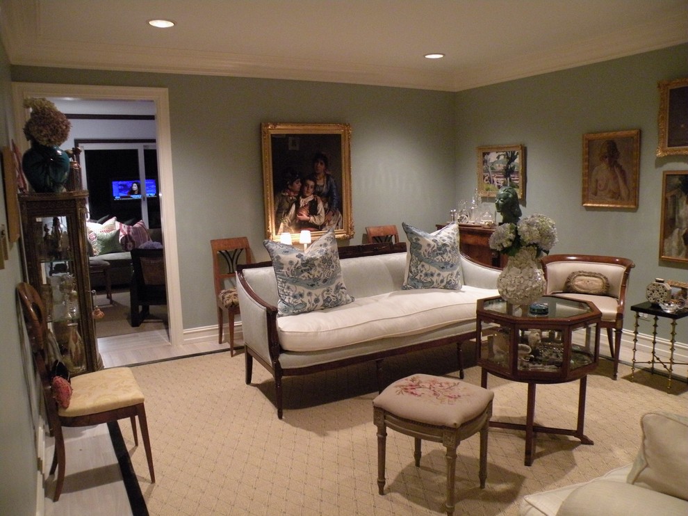 This is an example of a traditional living room in Chicago.
