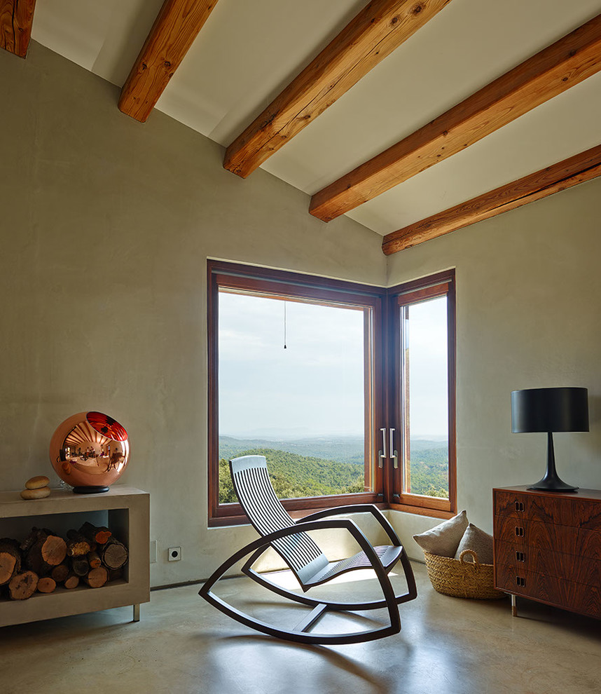 Diseño de sala de estar abierta rural pequeña sin chimenea y televisor con paredes grises