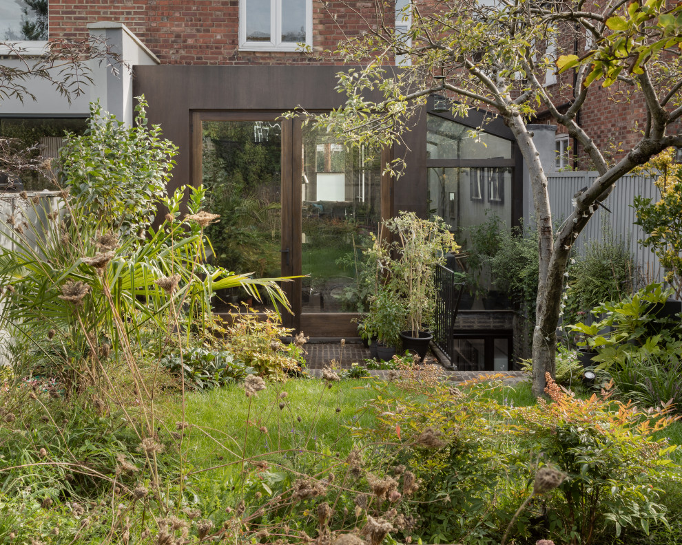 Foto di un piccolo giardino design dietro casa con pavimentazioni in mattoni