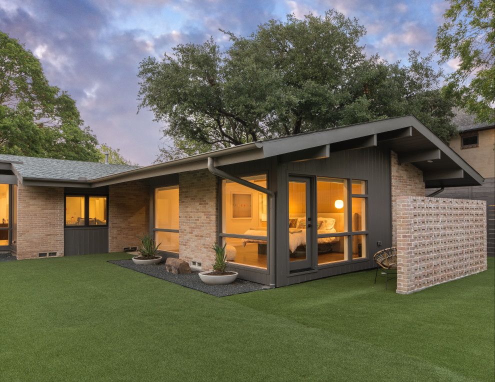 This is an example of a midcentury patio in Dallas.