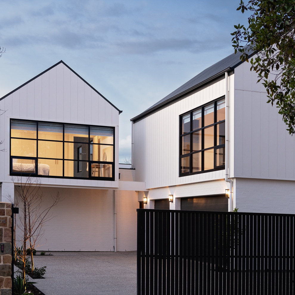 Modelo de fachada de casa blanca y negra minimalista de tamaño medio de dos plantas con revestimiento de aglomerado de cemento, tejado a dos aguas, tejado de metal y panel y listón