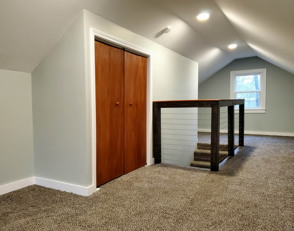 Idéer för mellanstora lantliga loftrum, med en hemmabar, vita väggar och målat trägolv